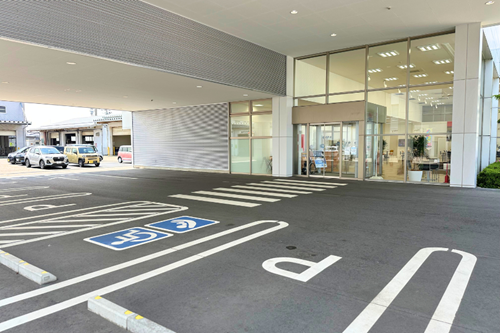 ダイハツ紫竹店舗入り口